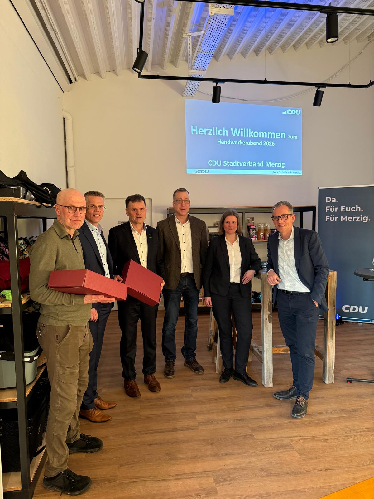 Auf dem Gruppenfoto nach der Veranstaltung mit Gastgeschenk sind v.l.n.r.
Peter Arimond, Oberb�rgermeister Marcus Hoffeld, HWK Pr�sident Helmut Zimmer, J�rgen Auweiler, Sandra Br�hl und Frank Wagner, MdL
